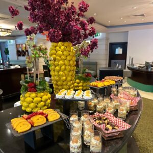 Ana Rita Clara Instagram - 𝙒𝙚𝙡𝙘𝙤𝙢𝙚 𝙩𝙤 𝙩𝙝𝙚 “𝙋𝙤𝙤𝙡 𝘽𝙧𝙪𝙣𝙘𝙝”💦🧁
Que momentos tão bons vividos neste “Pool Brunch” no @lisbonmarriott💫
E agora que o bom tempo se vai começar a sentir, sabe mesmo bem este brunch com a piscina de fundo, sabores incríveis à mesa, para toda a família, um dj sempre com muito boa música (aos sábados e domingos das 12-20h), bom ambiente e o serviço tão simpático e com tanto carinho.

Foi fantástico, muitos parabéns @lisbonmarriott e @anacaetanoi por este delicioso brunch. Levei o Caetano, amigas e a celebração de um aniversário especial da minha querida @madalenamoraissoares. Trouxemos recordações boas, ficamos todos fãs e vamos voltar.☺️😉

E da próxima juntamos os mergulhos ao brunch. 
👉Quanto a vocês descubram mais nos meus stories e reservem, vão adorar a experiência e todos os momentos. Bom fim de semana.

•
•
#ARC #PoolBrunch #marriot #hotel #swimmingpool