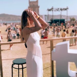 Ana Rita Clara Instagram - 𝙈𝙪𝙨𝙞𝙘 𝙡𝙤𝙫𝙚𝙧 @𝙛𝙣𝙖𝙘𝙡𝙞𝙫𝙚 
Só para partilhar convosco mais alguns momentos da emissão de ontem na @tvificcao e que se tornou algo de muito especial no @fnacliveportugal 😊

Confesso que já tinha muitas saudades dos diretos, de apresentar festivais de verão e de sentir toda esta vibração incrível! Um orgulho e um gosto fazer parte desta equipa maravilhosa! Obrigada!
Sem vocês estas 10 horas de emissão em direto não teriam sido tão perfeitas!

Muito obrigada e muitos parabéns pelo sucesso @fnacliveportugal, @inescondeco, todas as equipas, todos os artistas e convidados que estiveram connosco nestas horas de partilha e de cultura. Não falta talento e vontade de vibrar com concertos e arte no nosso País!

E a @tvificcao estará sempre onde a cultura e a proximidade com todos vocês pede! 
Grata por todos aqueles que nos acompanharam nesta emissão!
E para o ano há mais!😊
Quem viu?😊

Styling @danielbaptistaribeiro 
Look @isabelferreiraconceptstore
Jewelry @cincostore
Shoes: @aldo_shoes 

•
•
#ARC #FnacLive #TVIFiccao #live #festival #music #culture #Tvhost #specialemission