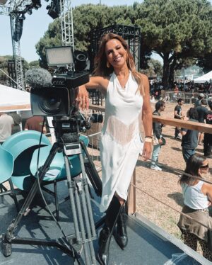 Ana Rita Clara Instagram - 𝙈𝙪𝙨𝙞𝙘 𝙡𝙤𝙫𝙚𝙧 @𝙛𝙣𝙖𝙘𝙡𝙞𝙫𝙚 
Só para partilhar convosco mais alguns momentos da emissão de ontem na @tvificcao e que se tornou algo de muito especial no @fnacliveportugal 😊

Confesso que já tinha muitas saudades dos diretos, de apresentar festivais de verão e de sentir toda esta vibração incrível! Um orgulho e um gosto fazer parte desta equipa maravilhosa! Obrigada!
Sem vocês estas 10 horas de emissão em direto não teriam sido tão perfeitas!

Muito obrigada e muitos parabéns pelo sucesso @fnacliveportugal, @inescondeco, todas as equipas, todos os artistas e convidados que estiveram connosco nestas horas de partilha e de cultura. Não falta talento e vontade de vibrar com concertos e arte no nosso País!

E a @tvificcao estará sempre onde a cultura e a proximidade com todos vocês pede! 
Grata por todos aqueles que nos acompanharam nesta emissão!
E para o ano há mais!😊
Quem viu?😊

Styling @danielbaptistaribeiro 
Look @isabelferreiraconceptstore
Jewelry @cincostore
Shoes: @aldo_shoes 

•
•
#ARC #FnacLive #TVIFiccao #live #festival #music #culture #Tvhost #specialemission