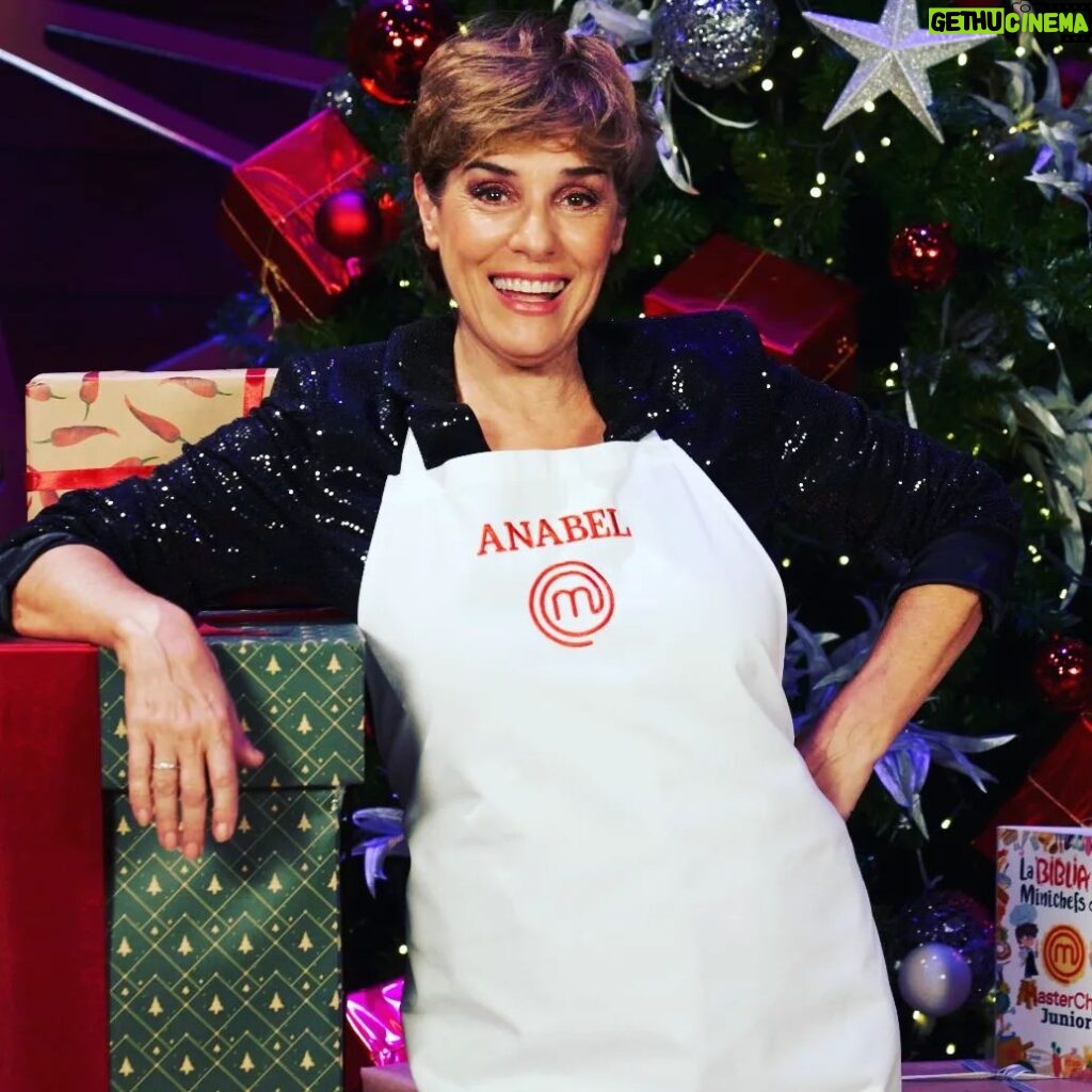 Anabel Alonso Instagram - Hoy es el diiiaaaaaaa!!!!! A las 22h, una hora menos en Canarias, cuatro menos en Buenos Aires, seis menos en New York. #MasterChefNavidad @masterchef_es