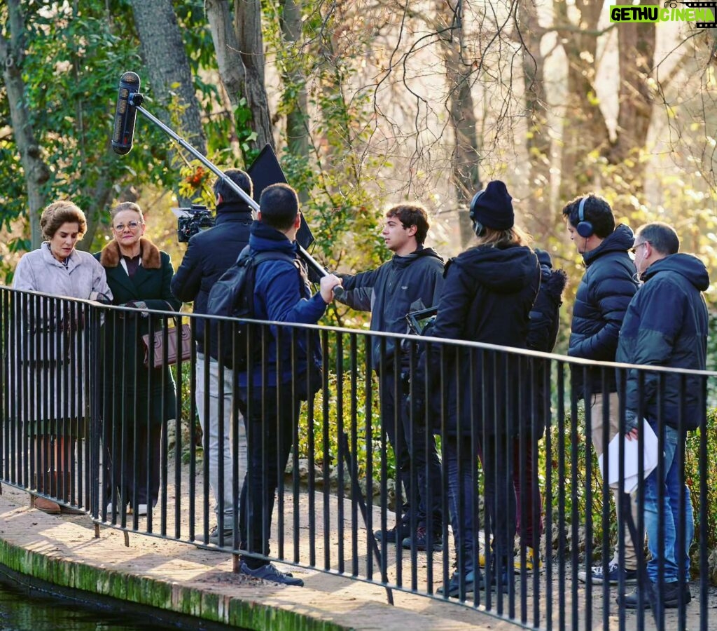 Anabel Alonso Instagram - Pues así es un rodaje. Mucha gente tras la cámara para que todo funcione. GRACIAS EQUIPO!!!!! @amaresparasiempre @diagonaltelevisio @antena3com @angelesmartin.oficial