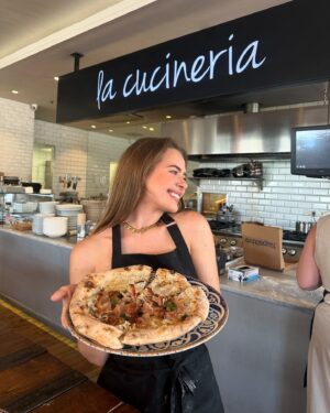 Anastasia Tsilimpiou Instagram - In the second photo I’m holding a pizza that I made. No joke. 😡