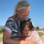 Anastasiia Korotka Instagram - Сегодня Я шла по улице и ,вдруг, услышала звук из детства.. Вот помните: когда на улице лето ,очень жарко и ты идёшь в магазин …бабушка отправила тебя за хлебом. И на улице никого нет . И только слышно как шаркают твои шлепки .. Помните этот звук? Это звук беззаботного детства. Я вспомнила и начала плакать ,так как поняла ,что есть дети которые не услышат никогда этот звук…. Не услышат потому-что их больше нет,а у кого-то просто больше нет ног, И их не отправит бабушка жарким летом ,в обед, за хлебом . Потому-что нет больше ни хлебного ,ни дома бабушки ,ни самой бабушки… потому что один человек (если вообще можно его так назвать)решил спасти детей Украины от их счастливо детства! Духовные люди говорят ,что, проживая войну ,боль и потери,наши души очень сильно растут и развиваются. НЕ ЗНАЮ. Возможно. Но об этом нам уже расскажут наши родные . Когда встретимся с ними там, на верху… Надеюсь не скоро ……