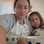 Anastasiia Korotka Instagram - Сіла борщік поїсти поки Остап нарешті заснул і Ксеня попросила увімкнути камеру))))я одразу не зрозуміла навіщо ,а виявляється це вона для свого не існуючого ТІК ТОКа смішне відео придумала))))