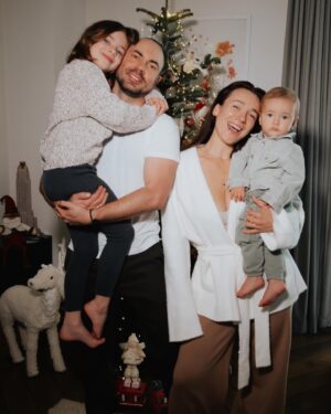 Anastasiia Korotka Instagram - От щоб в такому складі весь 2024 і пройшов ,того ж самого бажаю кожній родині!

Photo by @marta_adamchuk 
Чекала майже рік щоб Мартуся нас сфотографувала всіх разом❤️