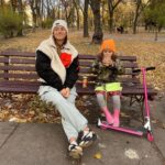 Anastasiia Korotka Instagram - Впервые за 5 лет сели на лавочку в нашем парке дольше чем на 2 минуту)))Стареет Ксеня)))) Фото by @biedniakov