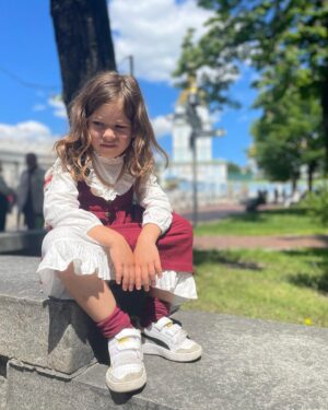 Anastasiia Korotka Instagram - Втомлена але незламна!
З днем незалежності моя Україно 🇺🇦

Ксеня теж полюбляє сидіти як перша леді)