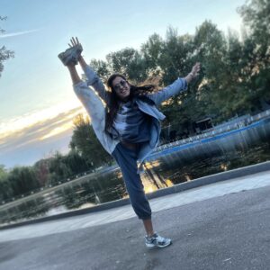 Anastasiya Meskova Instagram - Опа!  #ножкойэть как говорится 🤗
Не забывай что #ТвоеВремяСейчас 
Не откладывай на потом! Просто возьми и сделай!
Вчера мне в очередной раз это сказал очень мудрый человек… Просто возьми и начни! 
Очень просто 🤗
В новых @newbalance 👍🏻
#newbalance