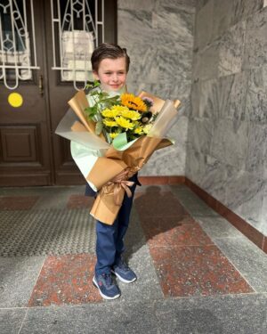 Anastasiya Meskova Instagram - Дорогой наш сыночек! Поздравляю!
Пусть этот новый в твоей жизни этап, пройдёт как можно более благополучно! Пусть будет много нового, интересного, познавательного! Хороших тебе педагогов и наставников! И замечательных друзей #1сентября #1развпервыйкласс