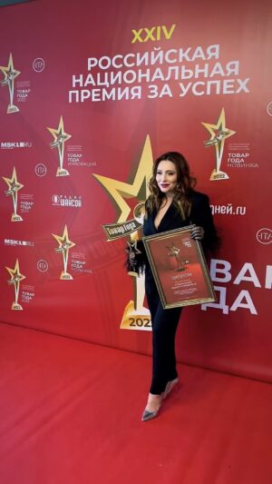 Anastasiya Spiridonova Instagram - Премия «Товар года» @tovargoda.info 🥰 пришла спеть #северюг с любимыми @todes_official ❤️ и неожиданно получила 🏆 #приятно !! Скоро в эфире @muztv 🥰👌 #АнастасияСпиридонова #товаргода #музтв