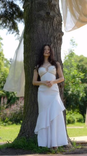 Anastasiya Kozhevnikova Instagram - Ювелірний витвір мистецтва, троянди наче живі.  Нова колобарація ювелірного дому SOVA та бренду FROLOV  @sovajewels @frolovheart 🌹

Колаборація має благодійну мету. Частина коштів з продажу колекції буде спрямована до БФ «Діти Героїв» @childrenofheroes на психологічну реабілітацію дітей, які втратили батьків.
