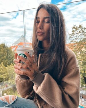 Andi Tóth Instagram - *Vegyél egy forrócsokit✔️ Nyamm🧋