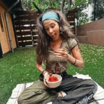Andi Tóth Instagram - Rég posztoltam bocsánaat, de új hobbiba kezdtem🥹 Sosem voltam nagy növényes, most viszont időt szakítottam a “kertészkedésre” és nagyon büszke vagyok minden kis gyümölcsre, zöldségre, levélre, új hajtásra vagy virágra🪴🌺 Gondoltam megosztom veletek életem első saját eper szüretelését🍓🤤 Természetesen rengeteg dolgot elrontok még, de tanulok belőle, újra kezdem és türelmesen várok🧘🏽‍♀️ Mindez pedig nem sikerülhetne a nálam még türelmesebb tanácsadóim segítsége nélkül hahaha @toth.magdolna1971 @mrs.krisztina.kiss 🥹🪴🖤 Thankyoou🥰 #gardenlove #strawberry #gardening #fruits #vegetables #plants #plantlife #gardenlife