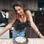 Andi Tóth Instagram - Süss egy almáspitét✔️🥹 Gluttténmentes☝🏽 Bailey segített kicsit🐺🥧🍎
