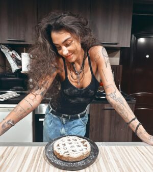 Andi Tóth Instagram - Süss egy almáspitét✔️🥹 Gluttténmentes☝🏽 Bailey segített kicsit🐺🥧🍎