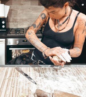 Andi Tóth Instagram - Süss egy almáspitét✔️🥹 Gluttténmentes☝🏽 Bailey segített kicsit🐺🥧🍎