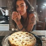 Andi Tóth Instagram - Süss egy almáspitét✔️🥹 Gluttténmentes☝🏽 Bailey segített kicsit🐺🥧🍎