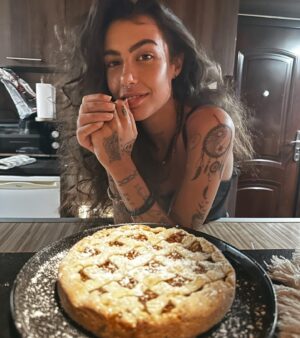 Andi Tóth Instagram - Süss egy almáspitét✔️🥹 Gluttténmentes☝🏽 Bailey segített kicsit🐺🥧🍎