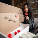 Andi Tóth Instagram - Nem CSAK Valentin napon kell szeresd a párod, hanem egész évben, minden nap éreztesd vele, hogy ő a legfontosabb🖤 A @backoff.hu -nál viszont csak Valentin napra készültünk nektek ilyen halál cuki ajándékcsomaggal, szóval erről viszont ne maradj le😆❣️ Rendelj Február 12-e éjfélig, írd meg nekünk megjegyzésbe, hogy kinek és mit szeretnél beleíratni, és házhoz kapod a cukiságot🥹 Lepd meg a párod, vagy természetesen saját magad💁🏽‍♀️👸🏽🤴🏽 #loveya #valentineday 📸: @imnoframe 🖤