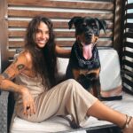 Andi Tóth Instagram - Bailey a napokban 7 hónapos lett. @kutyaiskola_nyakas_gabor ajánlásával 1 kerek hónapig teszteltem Baileyn a @platinum_kutyatap -ot. Ez a poszt nem reklám tartalmú, csak az én tapasztalataimat szeretném megosztani olyan gazdikkal, akik a legjobbat akarják szeretett kutyusaiknak🖤 Ami szinte rögtön szemet szúrt az az, hogy NEM PUFFAD FEL A HASA a kutyának. Ez nagyon fontos, hiszen mi sem érezzük túl jól magunkat egy egészségtelen étkezés után, aminek has puffadás a következménye. Ezáltal a kaja utáni hosszú alvás is megszűnt, mivel nem került “kajakómába” a kutya. Energetikus marad, de persze ne vigyük rögtön futni, nehogy baja legyen a pocakjának. A bundája szerintem a képről is egyértelmű változáson ment keresztül, egyszerűen RAGYOG✨ A termék leírásában az is szerepel, hogy segít a növekedésben, izomzat felépítésében, ezt azzal tudom alátámasztani, hogy az orvos kálciumot írt fel Baileynek a BRUTÁL NÖVEKEDÉSE miatt. Természetesen maximálisan egészséges, de a csontokkal is törődünk, hogy bírják tartani a lépést a kis testével😌 Az már csak persze hab a tortán, hogy a hihetetlen magas hústartalma miatt Bailey IMÁDJA !! Nagyon szívesen megosztok majd sztoriban egy vacsihoz készülős videót, ahol láthatjátok a terméket és hogy hogyan, miből mennyit adok Baileynek. 🙏🏽 Ez az együttműködés kifejezetten NEM “reklám”. A @platinum_kutyatap 1 havi tápot küldött nekünk teljesen ingyen, minden kérés nélkül, hogy kipróbálja Bailey. Én pedig szeretettel ajánlom nektek és a kiskedvenceknek🖤🥹 Boldog pocak, boldog kutyus🐶