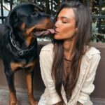 Andi Tóth Instagram - Szeretem a barnát. 🪵 Barna a hajam, barnás a szemem, a bőröm akkor a legboldogabb, ha megpirította kicsit a nap. A sminkben a barna a kedvencem🦌 A ruháim 70%-a pedig a föld rengeteg árnyalatában pompázik. 🦔 A kiskutyám is barnás. 🐶 Bak vagyok♑️ Ami FÖLD jegy. Félek a magasban és úszni sem tudok. Munkacentrikus vagyok és szörnyen kemény, ha csak a bizalmamba nem fogadtalak. Viszont csak egy esélyt kapsz. Sosem felejtek és sosem unatkozom. A haragom a csend, a szeretetem viszont mindent elsöprő. Viszont nagyon kevés lehetőségem van megmutatni. Sőt, annyira vigyázok magamra, hogy nem is adok lehetőséget arra, hogy bánts. Azt hiszem bakabb már nem is lehetek. ♑️ #capricorn