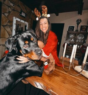 Andi Tóth Instagram - LAPOZZ A KUTYÁÉRT🐺🎅🏽
Baileyvel már felkészültünk a Karácsonyra😭😍🎄✨
.
Ha még nem vagy felkészülve akkor a @beliani_magyarorszag -nál ANDI15 kuponkóddal kezd el🥹✨ IMÁDOM EZT A FAASZTALT😭 #christmas #beliani #rottweiler #reklam