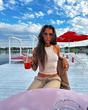 Andi Tóth Instagram - Chilling at @unicornbeach.hu 🦄
