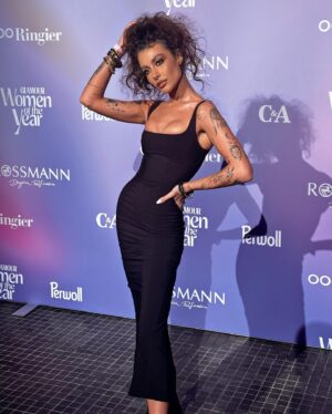 Andi Tóth Instagram - @glamourhungary 🖤
💄: @makeupbybenyeibetti 
👗🥾👩🏽‍🦱
