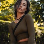 Andi Tóth Instagram - *Sétálj egyet egy erdőben✔️ Huh srácok. A @sloggi új szinteket ütött meg ezzel az anyaggal😳 Először is a @sloggi Ever Infused CBD kollekció az öngondoskodást helyezi előtérbe🍁 Ezt nagggyon is támogatom. - ki is húztunk egy pontot a listáról👀 - az innovatív, szuperpuha szövet milliiónyi CBD kapszulával van átszőve🫠🌿 -a CBD kapszulák akkor szabadulnak fel a szövetből, ha a bőrödhöz érnek, ezáltal nem hogy kellemes érzetet biztosít, de számomra olyan, mintha nem is lenne rajtam felső😅 Leteszteltem becsszó💁🏽‍♀️☝🏽 Imádommm🫠 #sloggi #reklam #cbd