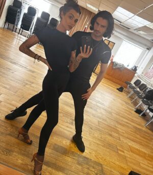 Andi Tóth Instagram - MEGLEPIII😭🖤😍 November 5-én Tina Turner emlékkoncert ugyebár, ÉS ANDREI NÉLKÜL NINCS PROUD MARY✨💃🏾🕺🏽🖤 OTT TALÁLKOZUNK☝🏽