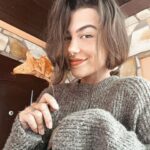 Andi Tóth Instagram - Azt hiszem a nyarat szeretem a legkevésbé. A tavasz számomra a megújulás, tele vagyok ötletekkel, energiával, ahogy arcomra süt a hónapok óta felhők mögé bújó nap azt érzem, enyém a világ. A húsvéti készülődést imádom, főleg amikor előkapom mama sárgatúró receptjét a fiókból, hogy megosszam a gyerekkori ízeket másokkal is. 🌳🌷🥚🐰 Az ősz a legjobb barátom. Nagyon megértjük egymást, ugyanazt akarjuk🤝🏽 Az eső és a kandallóban ropogó tűz dallamára elolvasni egy könyvet. A testemen meleg takaró, a kezemben egy forró tea. A táj eszméletlen. Ez az az idő, amikor öröm kiválasztanom mit viseljek ma. Kötött pulcsi, kényelmes bakancs, egy kedves kis kabát. Esetleg egy puha kis sapka?🍁🌂🧶📚☕️ A tél nekem a varázslat. Hisztek a mesékben? Én igen. Minden évben úgy ünneplem a karácsonyt, mintha gyermek lennék még. Az ajándékok már novemberben csomagolásra várnak, a ház januárig mézeskalács illatú, én pedig még álmomban is a karácsonyi vacsora menün töröm a buksim. Igyekszem az átlagosnál is kedvesebb lenni másokkal és annyit adni amennyit csak tudok. 🎁🫶🏽🎄🍪❄️ Most szeretnélek egy kicsit bevonni titeket az én világomba. Összeállítottam hát egy Bucketlist-et. Ne aggódj, nagyon rövidre és kivitelezhetőre írtam🍂Egy őszi kis bakancs lista, pár olyan programmal amivel mosolyt csalsz a saját arcodra. Csináld végig a legjobb barátoddal, pároddal, vagy teljesen egyedül. Mint én🖤 Nyissuk fel a szemünket az olyan gyönyörű apróságokra, mint az őszi levelek összegyűjtése egy fonott tálba. 🍁 Ha velem tartasz és kihúztál egy pontot, fotózd le, szívesen megnézném🥹 Használjuk mondjuk ezt: #fallbucketlisthu Kellemes őszt nektek🖤