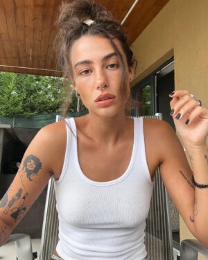 Andi Tóth Instagram - 🚬🧯