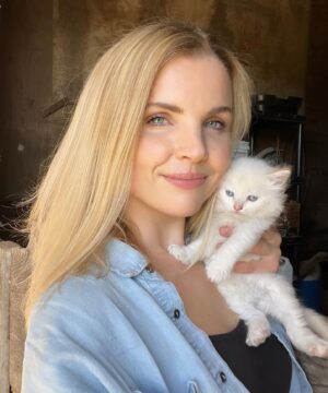 Andrea Boehlke Instagram - It’s my birthday 🎉 so I’m allowed to be corny and reflect for just a second OKAY! Here are some random memories from 34. Honestly, 34 might have been my best year yet. I feel like I finally found my groove with my mental health. I also had a lot of fun!!! I have been checking some things off the ole bucket list: at 34 I finally did stand up comedy for the first time (I rate it a 6/10, it was so scary but worth it) I started volunteering for NAMI and now teach about mental health in classrooms (been wanting to do this forever), I took some road trips, did outdoor rock climbing, camped in the Rocky Mountains, crossed off some national parks. Oh and I can do pull-ups now! For 35 I finally want to run a half marathon, mayyyybe do stand up again, do a handstand, and freeze my eggs 😅🤪 I haven’t always been able to say it, but I’m so happy to be here, and I want to thank everyone who has been here for me throughout the years. I love you all! 💕