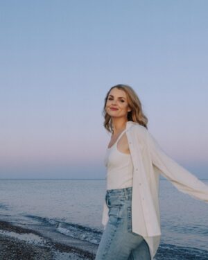 Andrea Boehlke Instagram - Spring in Milwaukee 🌊🤍 I love this set of pics by @tommymoorestudio and it got me thinking about my new life here. 

I have to be honest, I really didn’t love Milwaukee at first. It was a hard transition going from nyc to wisconsin after a whole decade. I thought maybe I would be happier if I moved back to nyc, but as it turns out, I was just deeply unhappy in general and a location wasn’t going to fix anything. I do believe changing your surroundings CAN help, but if you’re truly miserable inside, you’re going to be miserable anywhere you go unless you fix that 😅

Once I got my mental health in check (yayyy! more on that later) everything started to brighten, including this charming city. I’m obsessed with the cute coffee shops where I spent my bad days, and where I now spend my good days. I am now a VERY dedicated Milwaukee sports fan - Bucks, Brewers, Admirals?! Let’s goooo. I’m making new friends and meeting so many cool people. I love the trails, lakefront, antique shops and volleyball leagues. I’m really happy I chose to make Milwaukee my home for now. 

btw this is not a sponsored ad for the city of Milwaukee 😂 I’m just finally feeling so free and happy and love it here and think @tommymoorestudio captured that so well 💫