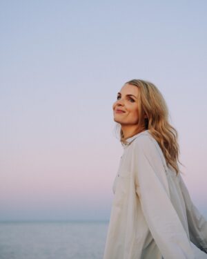 Andrea Boehlke Instagram - Spring in Milwaukee 🌊🤍 I love this set of pics by @tommymoorestudio and it got me thinking about my new life here. 

I have to be honest, I really didn’t love Milwaukee at first. It was a hard transition going from nyc to wisconsin after a whole decade. I thought maybe I would be happier if I moved back to nyc, but as it turns out, I was just deeply unhappy in general and a location wasn’t going to fix anything. I do believe changing your surroundings CAN help, but if you’re truly miserable inside, you’re going to be miserable anywhere you go unless you fix that 😅

Once I got my mental health in check (yayyy! more on that later) everything started to brighten, including this charming city. I’m obsessed with the cute coffee shops where I spent my bad days, and where I now spend my good days. I am now a VERY dedicated Milwaukee sports fan - Bucks, Brewers, Admirals?! Let’s goooo. I’m making new friends and meeting so many cool people. I love the trails, lakefront, antique shops and volleyball leagues. I’m really happy I chose to make Milwaukee my home for now. 

btw this is not a sponsored ad for the city of Milwaukee 😂 I’m just finally feeling so free and happy and love it here and think @tommymoorestudio captured that so well 💫