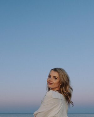 Andrea Boehlke Instagram - Spring in Milwaukee 🌊🤍 I love this set of pics by @tommymoorestudio and it got me thinking about my new life here. 

I have to be honest, I really didn’t love Milwaukee at first. It was a hard transition going from nyc to wisconsin after a whole decade. I thought maybe I would be happier if I moved back to nyc, but as it turns out, I was just deeply unhappy in general and a location wasn’t going to fix anything. I do believe changing your surroundings CAN help, but if you’re truly miserable inside, you’re going to be miserable anywhere you go unless you fix that 😅

Once I got my mental health in check (yayyy! more on that later) everything started to brighten, including this charming city. I’m obsessed with the cute coffee shops where I spent my bad days, and where I now spend my good days. I am now a VERY dedicated Milwaukee sports fan - Bucks, Brewers, Admirals?! Let’s goooo. I’m making new friends and meeting so many cool people. I love the trails, lakefront, antique shops and volleyball leagues. I’m really happy I chose to make Milwaukee my home for now. 

btw this is not a sponsored ad for the city of Milwaukee 😂 I’m just finally feeling so free and happy and love it here and think @tommymoorestudio captured that so well 💫