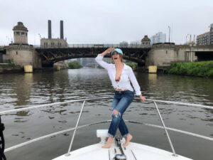 Andrea Bowen Instagram - Here is a picture of someone who doesn’t know how to act on a boat.