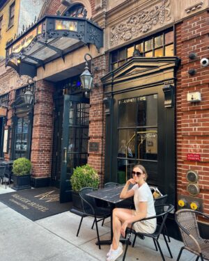 Andrea Bowen Instagram - Whenever I go back home to NYC, I always stay with family or friends but this trip we stayed at @walkerhotels in Greenwich Village and lemmetellyou it was fabulous. Felt like a tourist and a v. chic New Yorker all at once. 😍😍😍 #walkerhotelgreenwichvillage