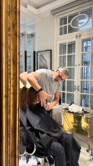Andrea Del Boca Instagram - ¡El ídolo de las tijeras! Corte y confección con @annadelboca en las manos expertas de @diegoimpa ✂️❤️💇🏻‍♀️