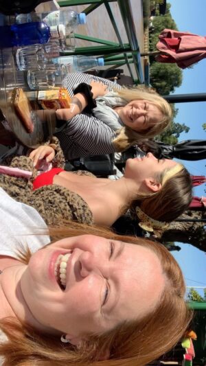 Andrea Del Boca Instagram - Las hermanas Bond! Felices 60 años James! 😂😜
Tarde soleada con mis chicas….💋Las amo💖

#jamesbond #fyp #parati #reels #laugh