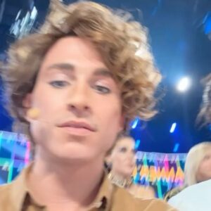 Andrea Guasch Instagram - Nana Triste con mi querido @raoulvazquez. ✨🌹
Gracias por regalarme esta actuación y a @tucaramesuena por hacerlo posible. 

@gestmusic 
@antena3com 
Fotones de @joseirun_fotografia 
Temazo de @natalialacunza y @guitarricadelafuente