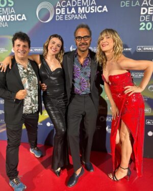 Andrea Guasch Instagram - La música en nuestro país se merecía una @academusica y así se demostró ayer. 
Yo tuve la suerte de verlo de primera mano y además haciendo algo que nunca había hecho antes, que era presentar la gala de sus primeros premios. Como comprenderéis, me aterraba hacerlo al ser novata, pero tuve la suerte de poder compartir escenario con mi @abrilzamora11, a la que quiero con todo mi alma, dar este paso con ella ha sido lo mejor que me podía pasar. Estuvimos acompañadas de dos grandes, como lo son @johannwald y @carmouna de los que aprendí muchísimo y por último, todos los que estaban detrás del escenario hicieron que todo resultara mucho más fácil y nos apoyaron en todo momento desde nuestra llegada. 

Tengo la suerte además de tener un equipo humano que me cuida y me impulsa a crecer cada día, de los que estoy profundamente agradecida. Gracias a @desireefina @anitagargal @pausellesmakeupartist y mi amor @soyrosco por confiar en mi siempre y por hacerme mejor; mejor artista, pero sobre todo mejor persona. OS AMO. 

Hair & make up de @pausellesmakeupartist x @lorealspain 
Look @chiarabonilapetiterobe y @kurtgeiger (@viacomunicacion)
Joyas @viddajewelry (@fascomcomunicacion)
Nails @serendipia_creativenails 

#ACAMUS