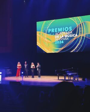 Andrea Guasch Instagram - La música en nuestro país se merecía una @academusica y así se demostró ayer. 
Yo tuve la suerte de verlo de primera mano y además haciendo algo que nunca había hecho antes, que era presentar la gala de sus primeros premios. Como comprenderéis, me aterraba hacerlo al ser novata, pero tuve la suerte de poder compartir escenario con mi @abrilzamora11, a la que quiero con todo mi alma, dar este paso con ella ha sido lo mejor que me podía pasar. Estuvimos acompañadas de dos grandes, como lo son @johannwald y @carmouna de los que aprendí muchísimo y por último, todos los que estaban detrás del escenario hicieron que todo resultara mucho más fácil y nos apoyaron en todo momento desde nuestra llegada. 

Tengo la suerte además de tener un equipo humano que me cuida y me impulsa a crecer cada día, de los que estoy profundamente agradecida. Gracias a @desireefina @anitagargal @pausellesmakeupartist y mi amor @soyrosco por confiar en mi siempre y por hacerme mejor; mejor artista, pero sobre todo mejor persona. OS AMO. 

Hair & make up de @pausellesmakeupartist x @lorealspain 
Look @chiarabonilapetiterobe y @kurtgeiger (@viacomunicacion)
Joyas @viddajewelry (@fascomcomunicacion)
Nails @serendipia_creativenails 

#ACAMUS