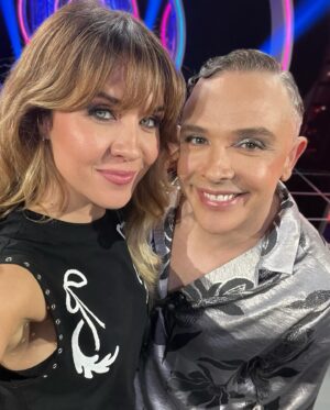 Andrea Guasch Instagram - Me hace muchísima ilusión contaros que vuelvo a la que fue mi casa durante tantos meses el año pasado. Además lo hago de la mano de un gran amigo al que quiero y admiro tanto. 
Gracias @raoulvazquez por invitarme a cantar y a jugar contigo esta canción que tanto me emociona. Qué buen concurso estás haciendo y qué buen elenco hay esta temporada. 
A @tucaramesuena gracias por abrirme las puertas de nuevo, me quedaría con vosotros toda la vida, ya lo sabéis. 
Y por supuesto gracias a @gestmusic por confiar en mi una vez más y en cuidarme tan bien como lo hacéis. 🩷 
Este viernes 3 de mayo lo podréis ver en @antena3com y para los que no podáis esperar, ya está disponible en @atresplayer)