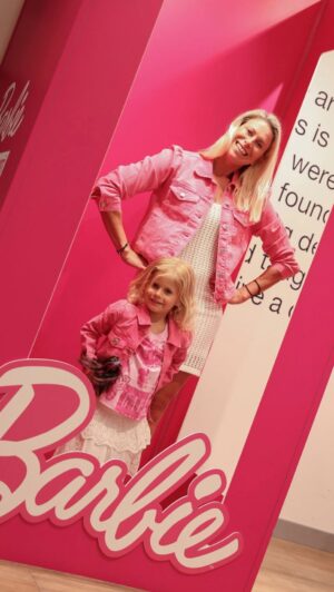 Andrea Sestini Hlaváčková Instagram - Predstaveni Barbie kolekce od @gapcesko nas nemohlo minout 🥰 Co na to rikate vy? Bibi poprve v roli modelky obstala na 1*. Mozna to bylo tim,ze odmenou byla prave ta Barbie 😉 #lifewithmybibi #gap #barbie