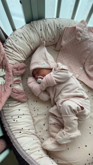 Andrea Sestini Hlaváčková Instagram - Je to tu 🥰 BEA 🥰
Nova laska do rodiny 🥰 
Kdo tipoval holku,tak se trefil 😘 Ruzova pofrci u nas doma dal,ale do zacatku dostala i neco svyho od @lindexofficialkids ,nez zacne dedit po segre 😊 #sestricka #lifewithmybea #lindexkids
