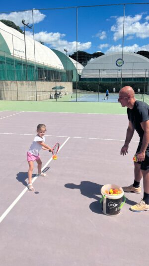 Andrea Sestini Hlaváčková Instagram - This one is for Daddy 😘 
#lifewithmybibi #firsttennissteps #likefatherlikedaughter #