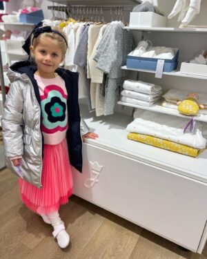 Andrea Sestini Hlaváčková Instagram - Bibi byla poprve nakupovat. Mela za ukol poskladat si svuj novy oblibeny outif, co na to rikate? Ja jsem se zamilovala do vseho, vcetne te bozi oboustranne zimni bundy od @jacadi_cz_sk 🥰 
Miminko toho moc potrebovat nebude, ale par veci jsme omrkly, co tipujete, bude to modra,nebo ruzova vybavicka? #jacadi #jacadiprague #dekuji #boyorgirl #lifewithmybibi