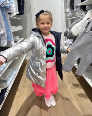 Andrea Sestini Hlaváčková Instagram - Bibi byla poprve nakupovat. Mela za ukol poskladat si svuj novy oblibeny outif, co na to rikate? Ja jsem se zamilovala do vseho, vcetne te bozi oboustranne zimni bundy od @jacadi_cz_sk 🥰 
Miminko toho moc potrebovat nebude, ale par veci jsme omrkly, co tipujete, bude to modra,nebo ruzova vybavicka? #jacadi #jacadiprague #dekuji #boyorgirl #lifewithmybibi