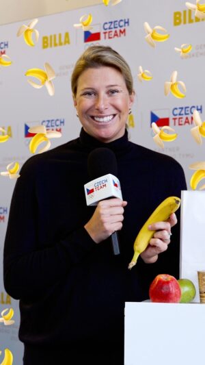 Andrea Sestini Hlaváčková Instagram - Čerstvá svačinka pro všechny sportovce! 🍌 Díky novému generálnímu partnerovi @billa_cz dbáme u olympijských projektů na správné stravování. 😌 #jedentym #olympijskytym #partnerstvi